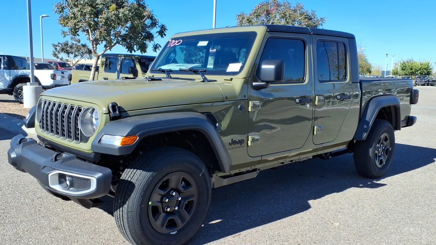 Grüner Jeep Gladiator von vorne links, der Fahrerspiegel ist markiert